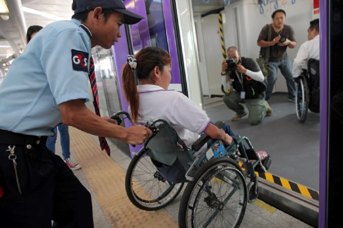นั่งวีลแชร์ขึ้นรถไฟสายสีม่วง ส่อง"สิ่งอำนวยความสะดวกคนพิการ"