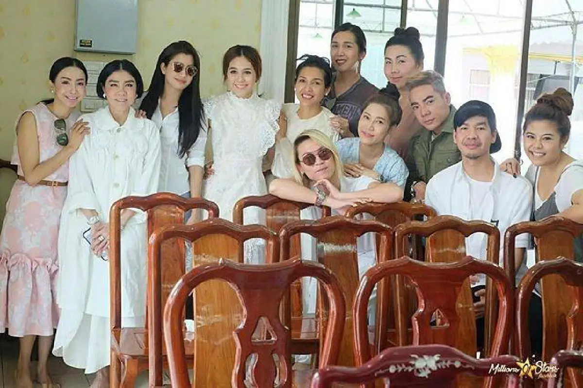 ชมพู่ อารยา รวมตัวคนรัก จัดทริปทำบุญวันเกิดสุดอบอุ่น