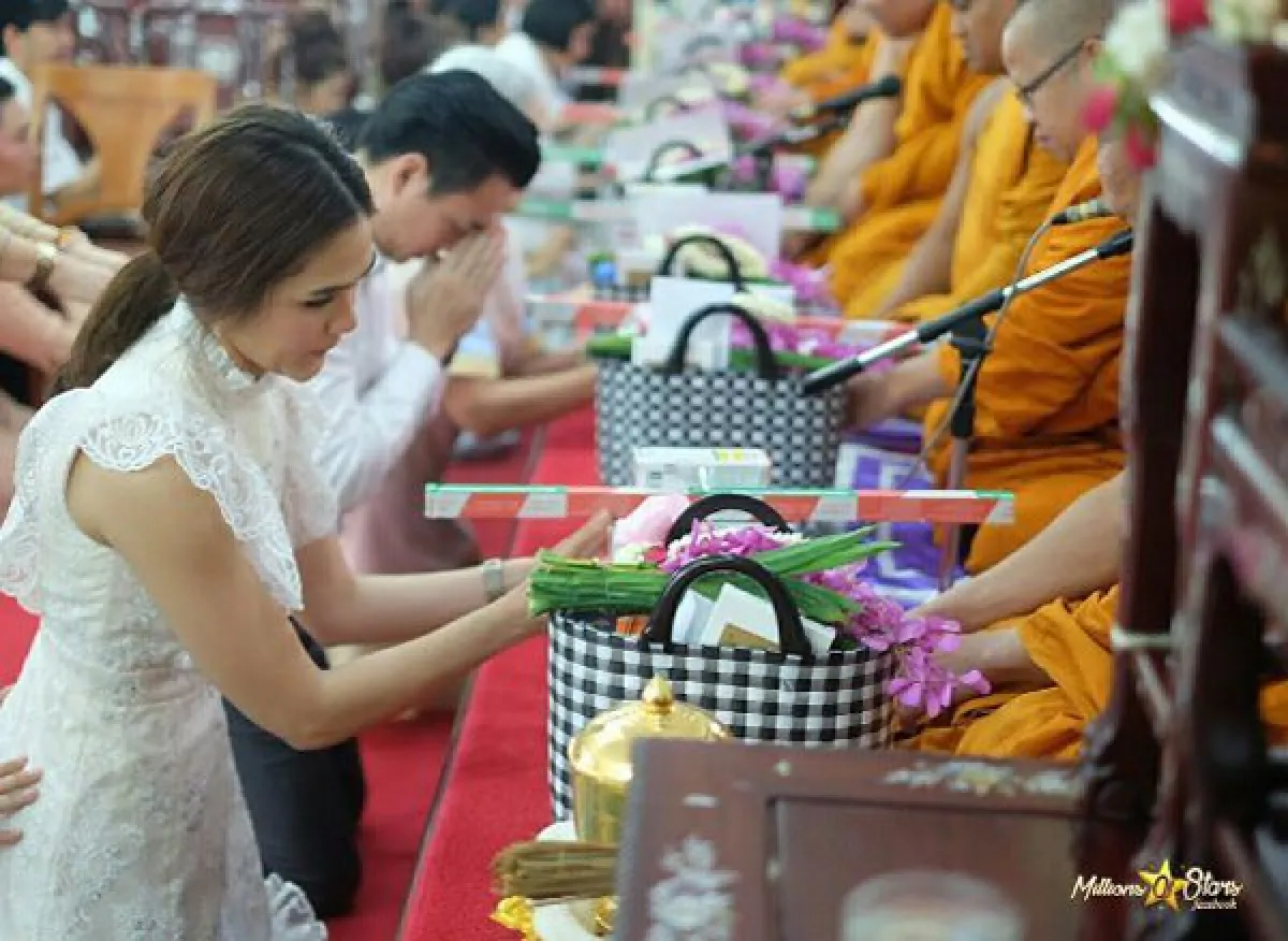 ชมพู่ อารยา รวมตัวคนรัก จัดทริปทำบุญวันเกิดสุดอบอุ่น