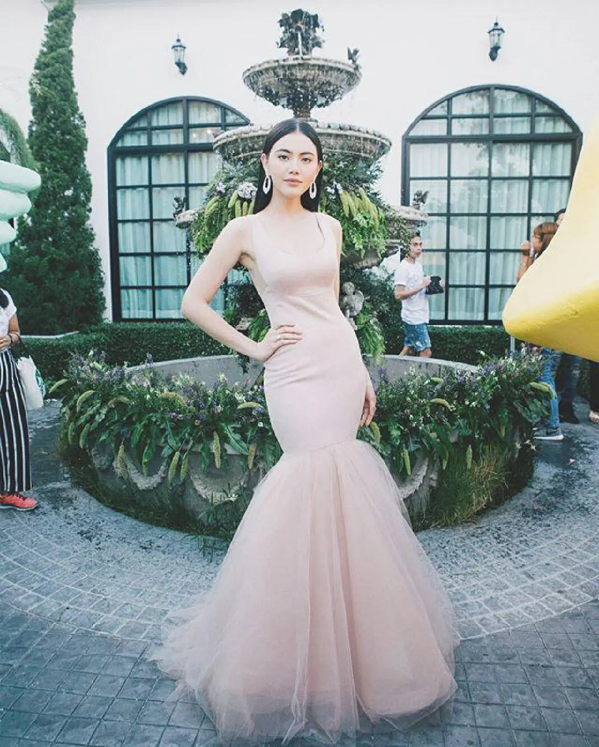ใหม่ ดาวิกา สวมชุดราตรีสวยหรู ฉลองวันเกิดที่ร้านส้มตำ