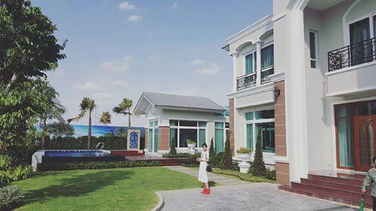 ส่องทุกซอกทุกมุม! บ้านหลังใหม่ ดีเจเพชรจ้า สวยหรูอลังการ