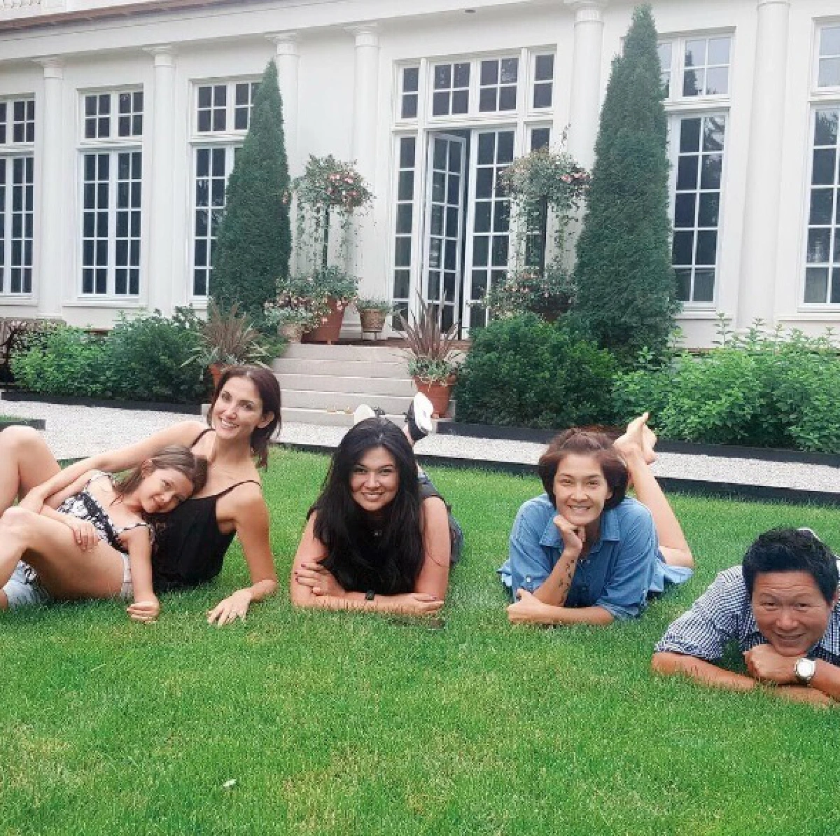 นางแบบตัวแม่ ลูกเกด-ซินดี้-เฮเลน รวมตัวถ่ายภาพกรุ๊ปช็อตสุดสตรอง