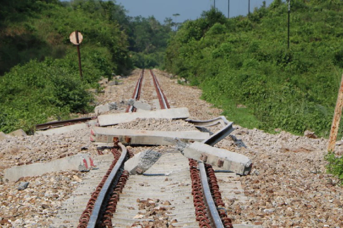 ลอบวางบึ้มระเบิดรางรถไฟที่รือเสาะเสียหาย