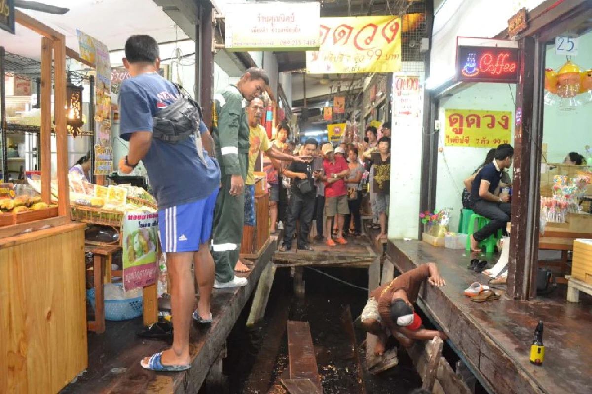 สะพานไม้ในตลาดโบราณบางพลีถล่ม นักท่องเที่ยวตกน้ำเจ็บ2
