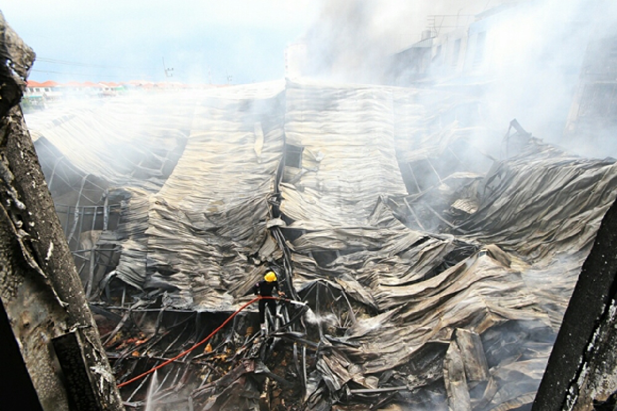 ไฟไหม้โกดังมะพร้าวในตลาดไท จนท.คุมได้แล้ว