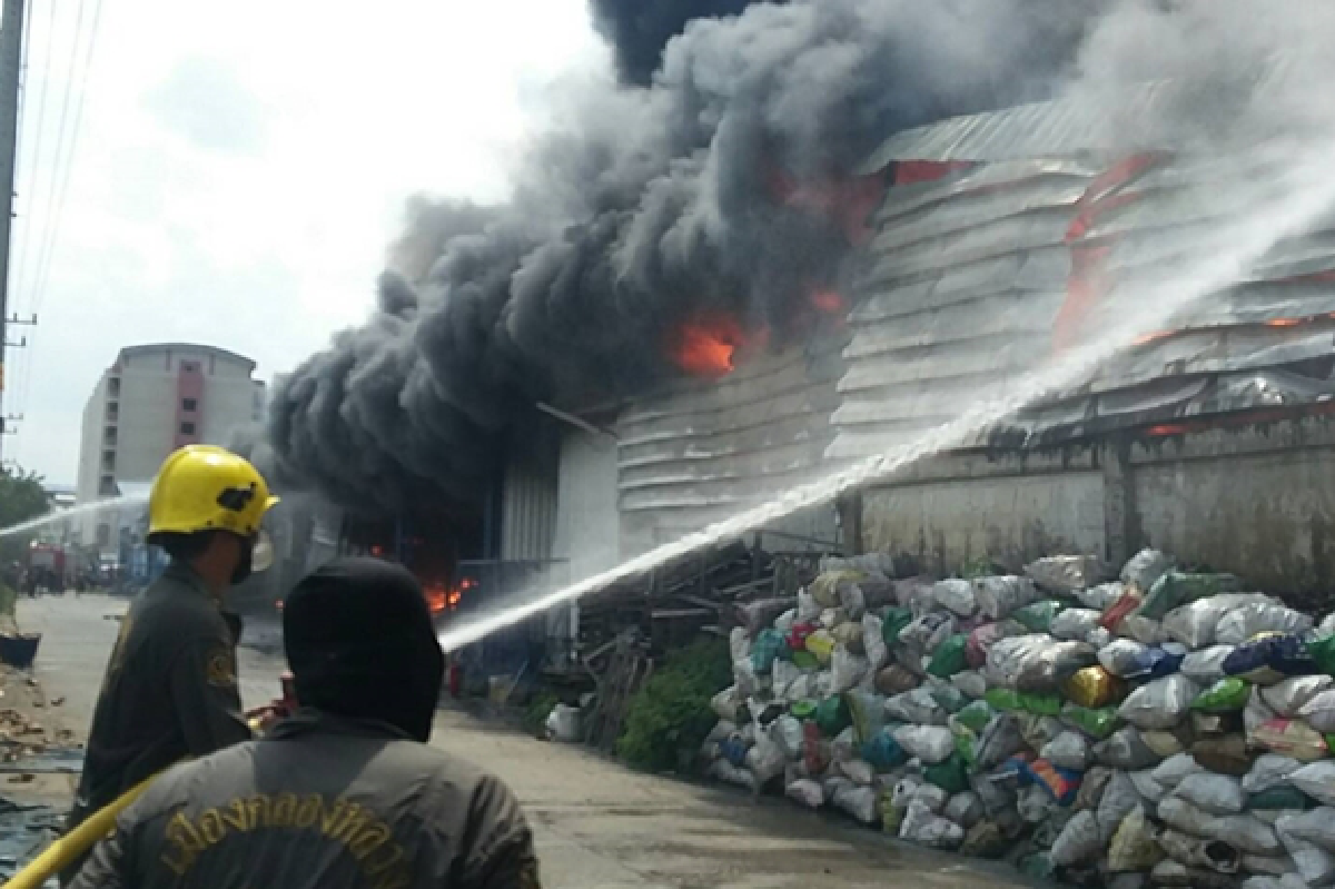 ไฟไหม้โกดังมะพร้าวในตลาดไท จนท.คุมได้แล้ว