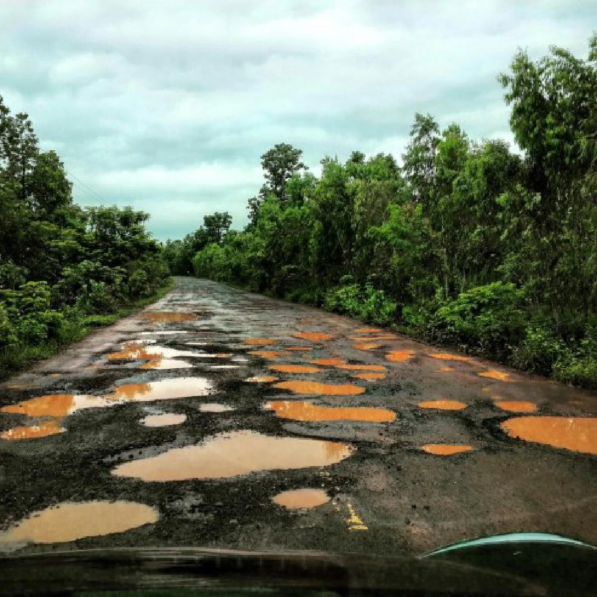 สุดอึ้ง!ถนนร้อยเอ็ดหลุมบ่อเพียบยิ่งกว่าพื้นผิวพระจันทร์