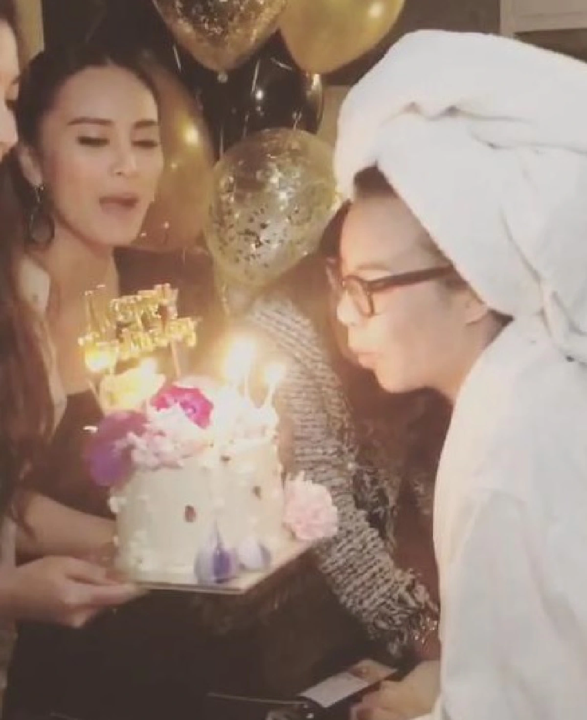 อีกนิดก็โป๊แล้ว! วุ้นเส้น-นานา เซอร์ไพรส์วันเกิด คริส หอวัง