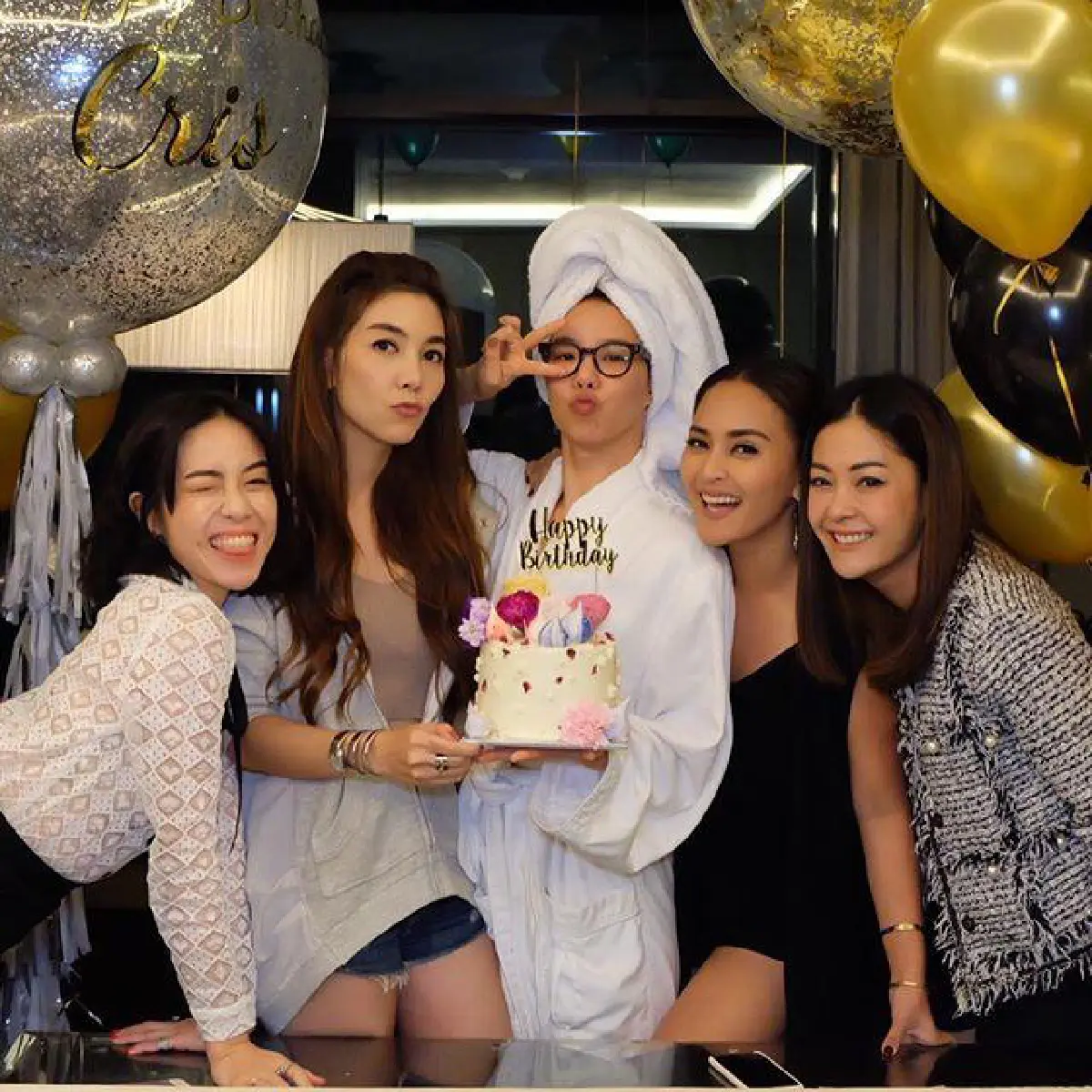 อีกนิดก็โป๊แล้ว! วุ้นเส้น-นานา เซอร์ไพรส์วันเกิด คริส หอวัง