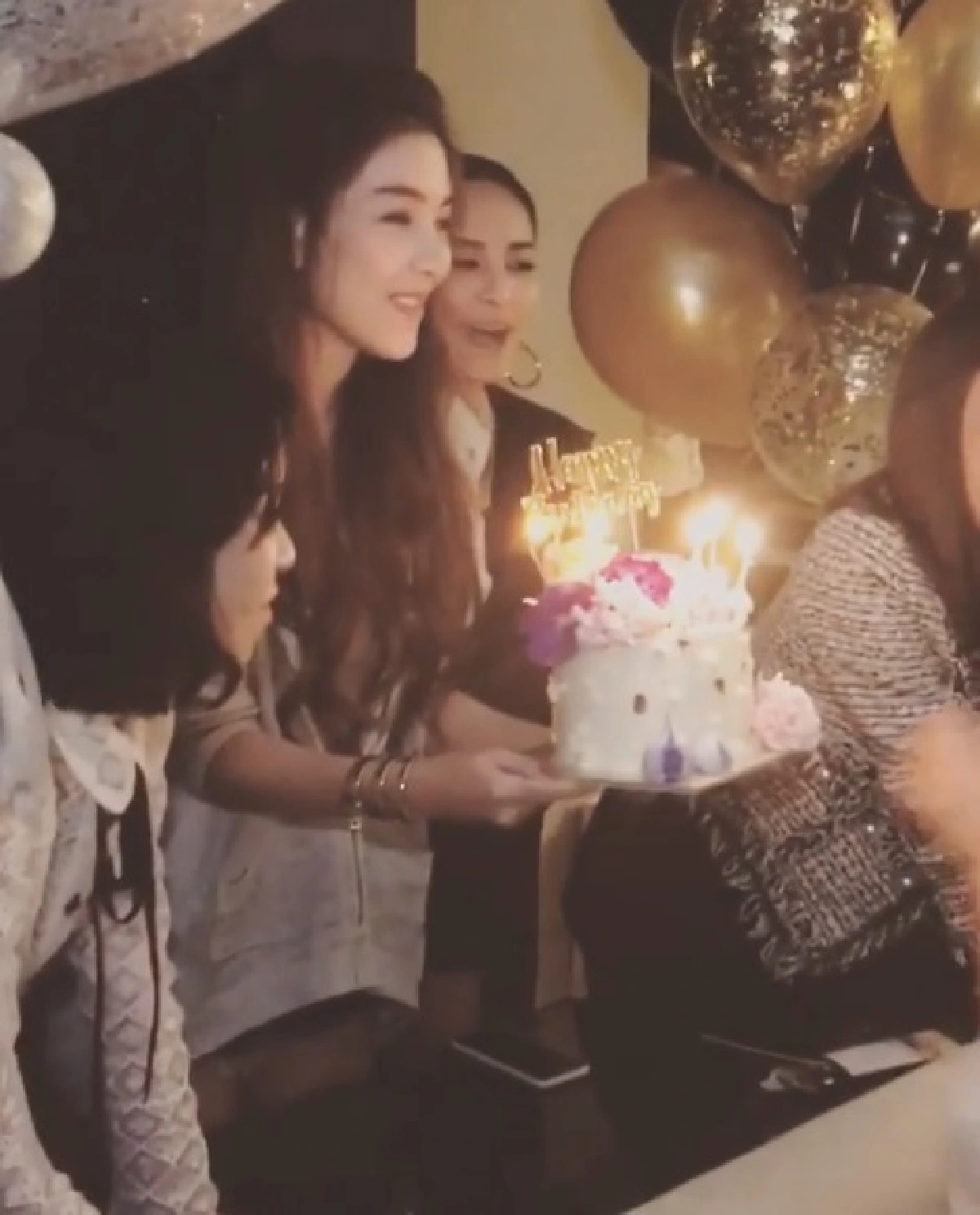 อีกนิดก็โป๊แล้ว! วุ้นเส้น-นานา เซอร์ไพรส์วันเกิด คริส หอวัง