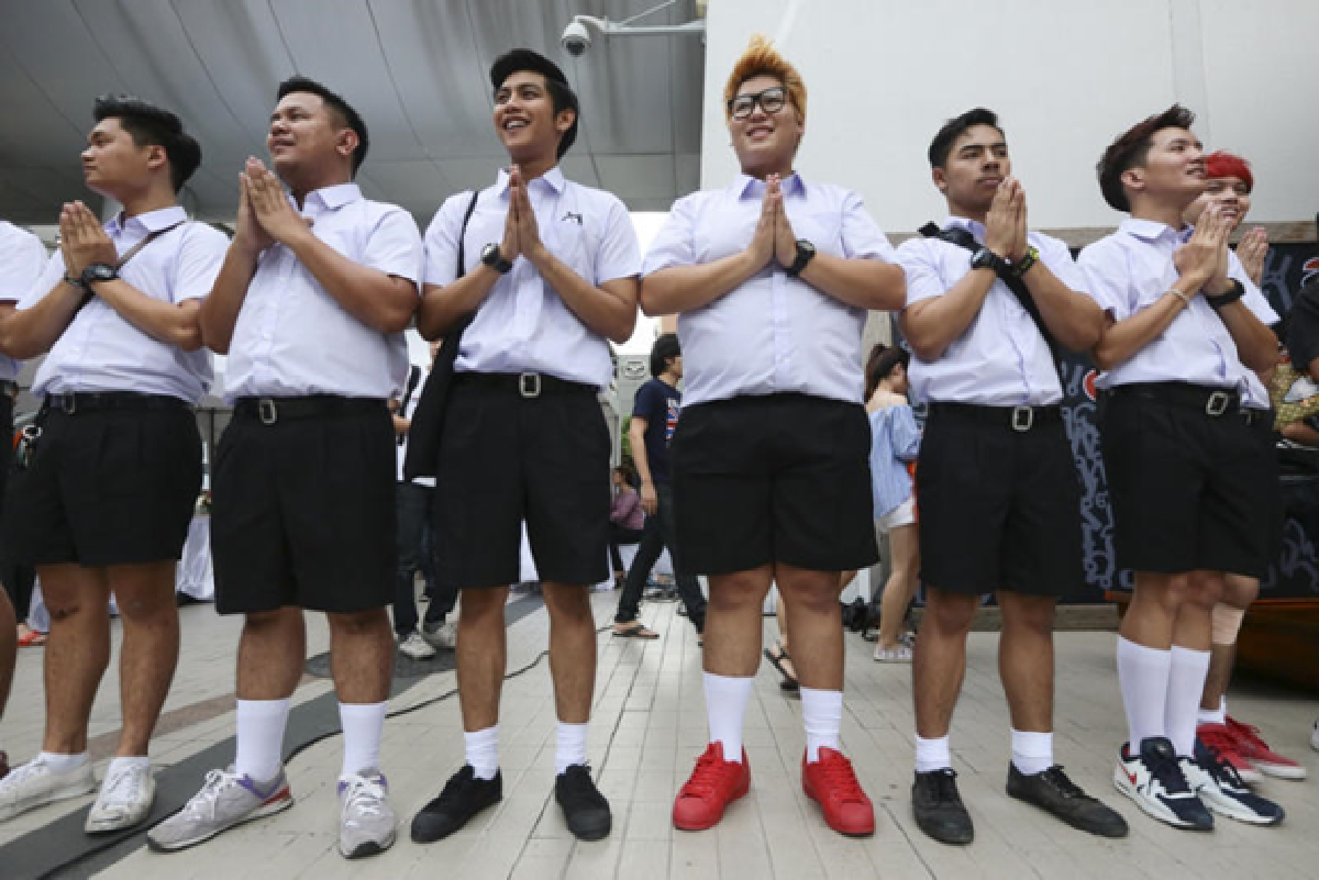เยาวชนโชว์"ไหว้เวฟ"มารยาทไทยที่ถูกต้องหน้าหอศิลป์