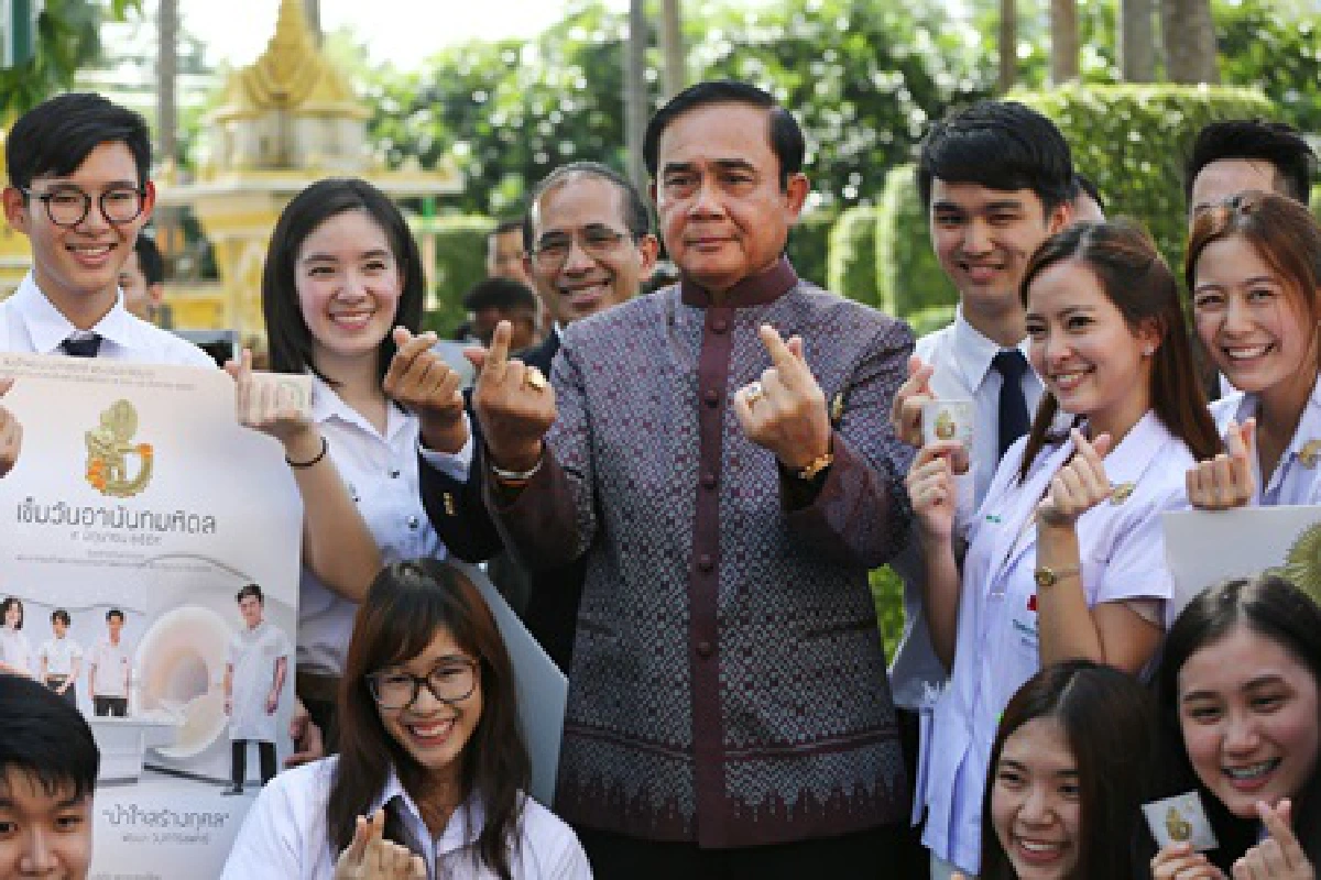 "บิ๊กตู่"ถกครม.โชว์นั่งรถเมล์