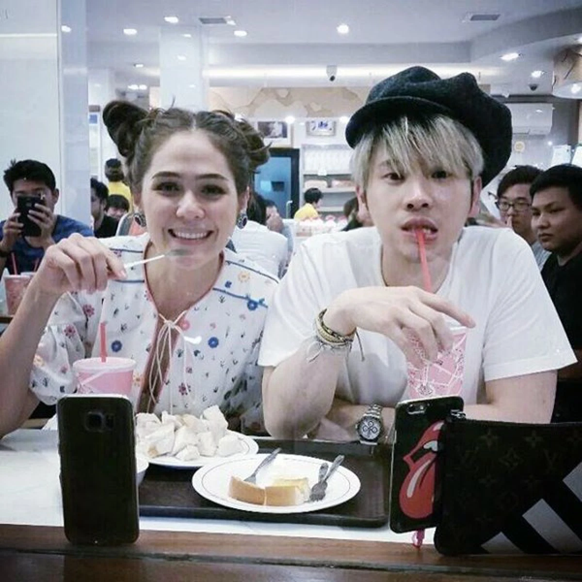 ส่องวันสบายๆของ ชมพู่ อารยา ติดดินกินอาหารข้างทาง