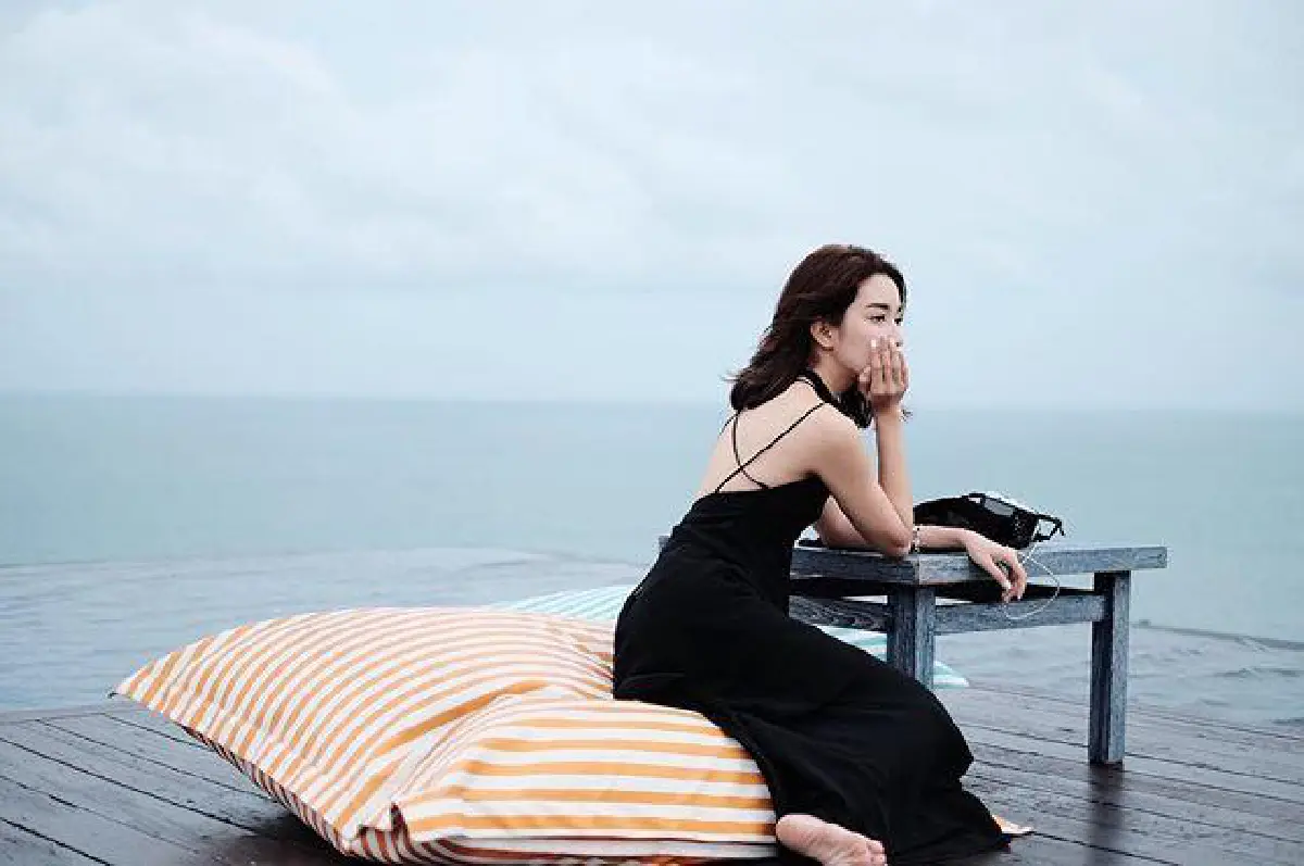 เซ็กซี่ไม่เบา! โม มนชนก ใส่ชุดว่ายน้ำอวดผิวขาวเนียน