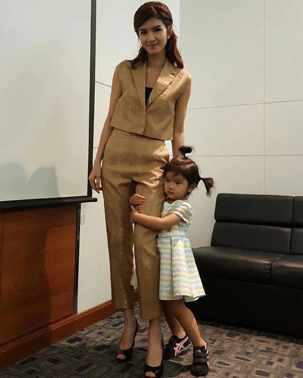 น่ารักอีกแล้ว! น้องมะลิ สวมชุดไทยสวยหวานได้แม่โบว์มาเต็มๆ