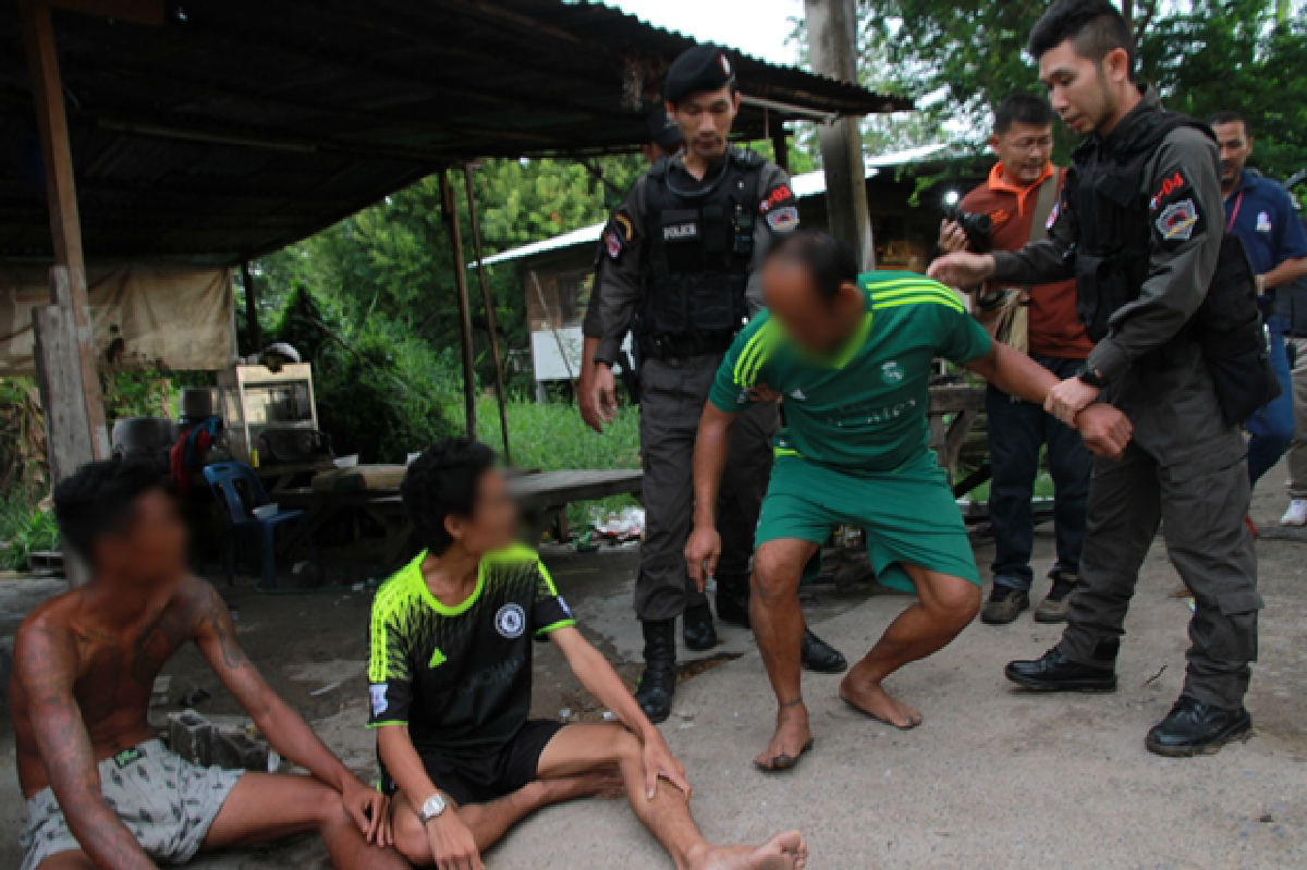สนธิกำลังค้นชุมชนกรุงเก่าจับผู้ต้องหาบุกชิงตัวพ่อค้ายาเสพติด