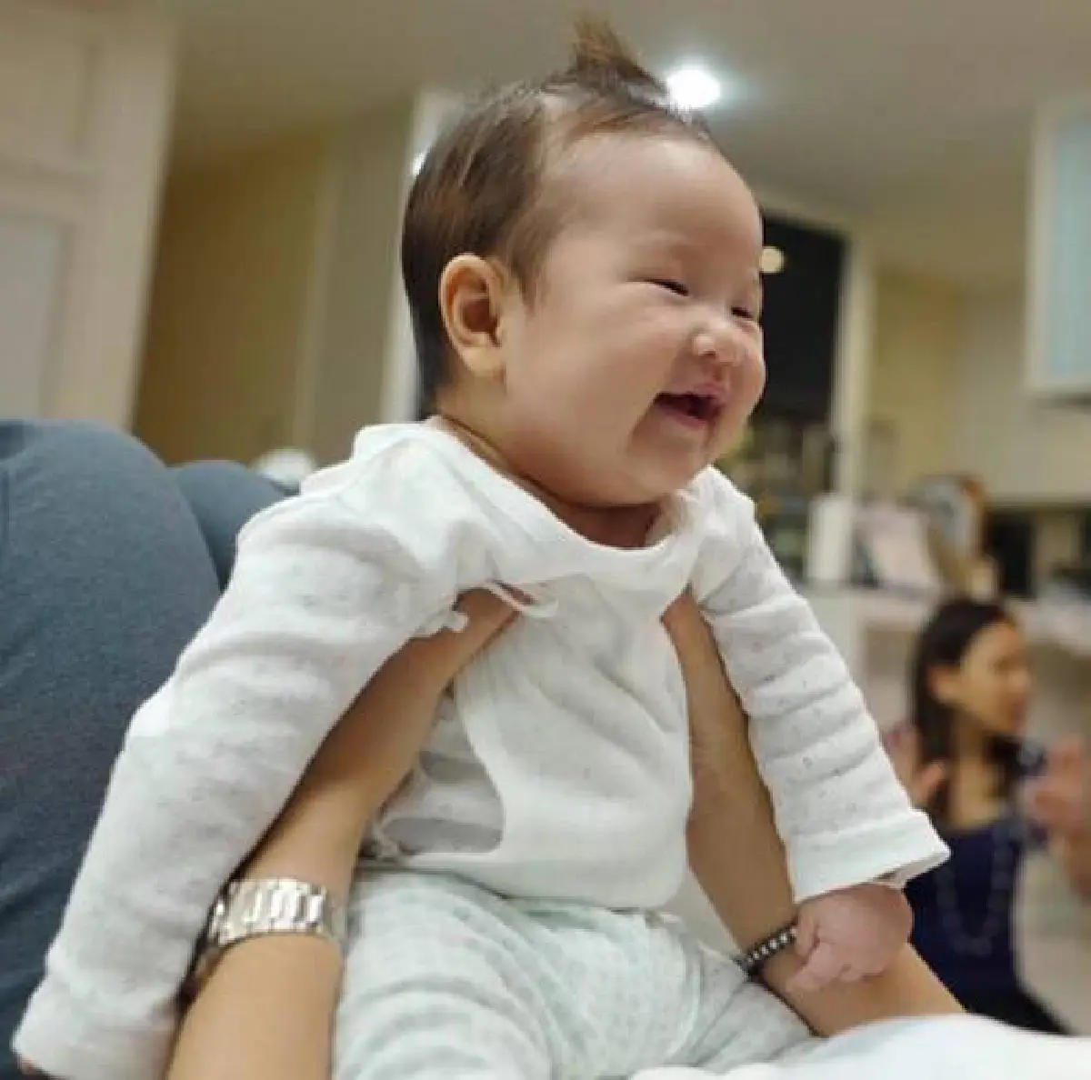 ซ้อมเป็นคุณแม่! นัท มีเรีย โชว์ลีลาเลี้ยง น้องฟ้าโปรด อย่างคล่องมือ