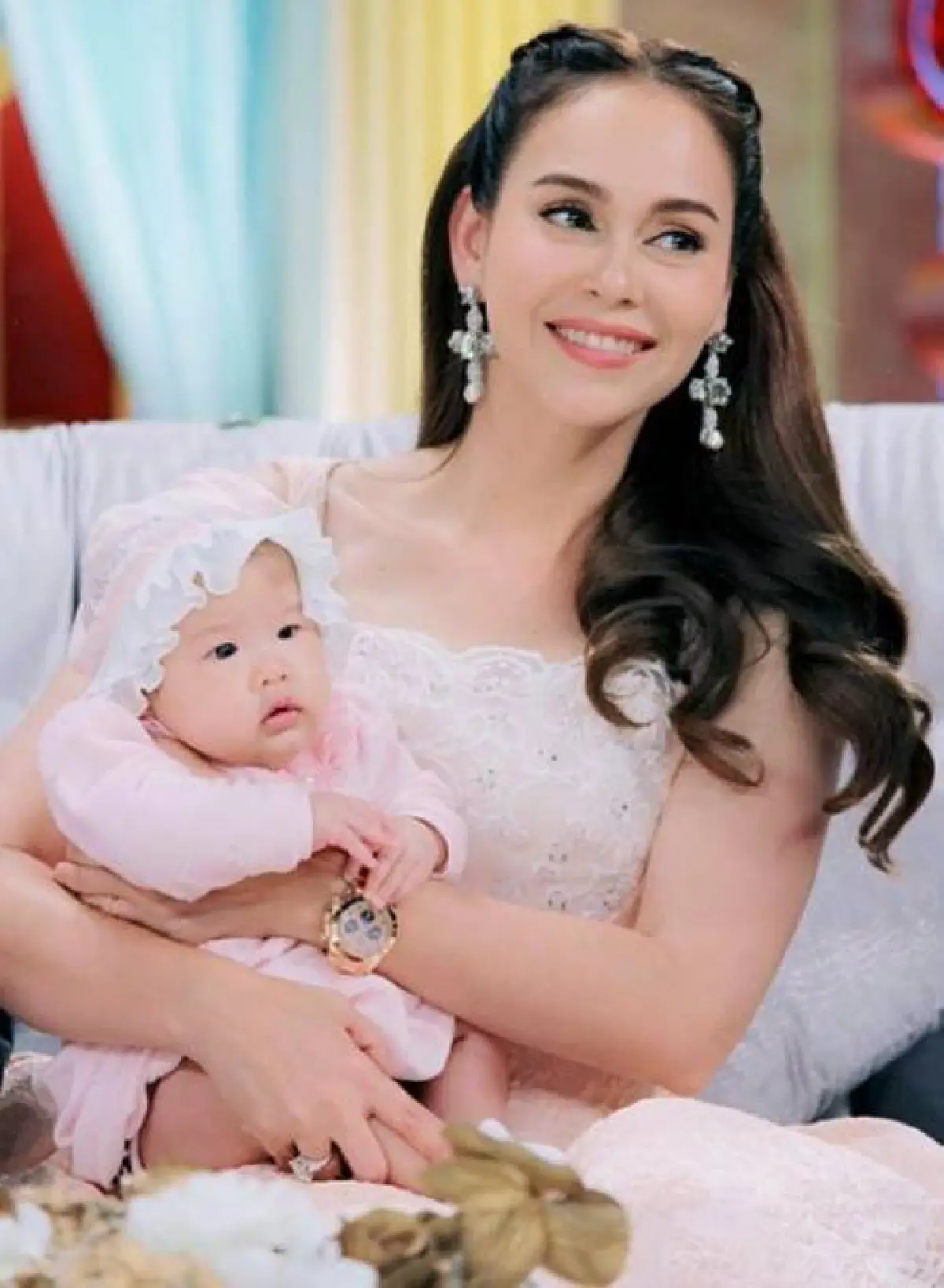ซ้อมเป็นคุณแม่! นัท มีเรีย โชว์ลีลาเลี้ยง น้องฟ้าโปรด อย่างคล่องมือ