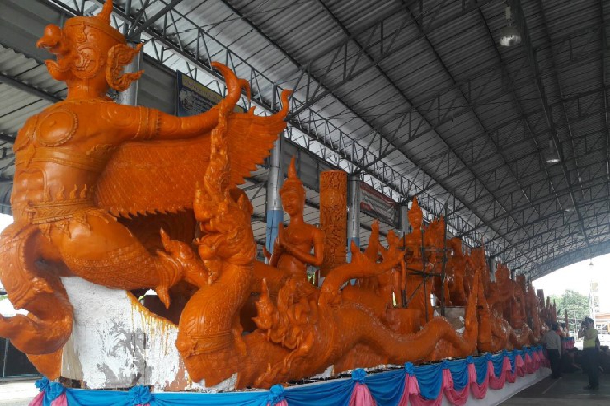 ภาพพุทธประวัติบนขี้ผึ้ง อลังการแห่เทียนเมืองอุบลฯ ภาพพุทธประวัติบนขี้ผึ้ง อลังการแห่เทียนเมืองอุบลฯ