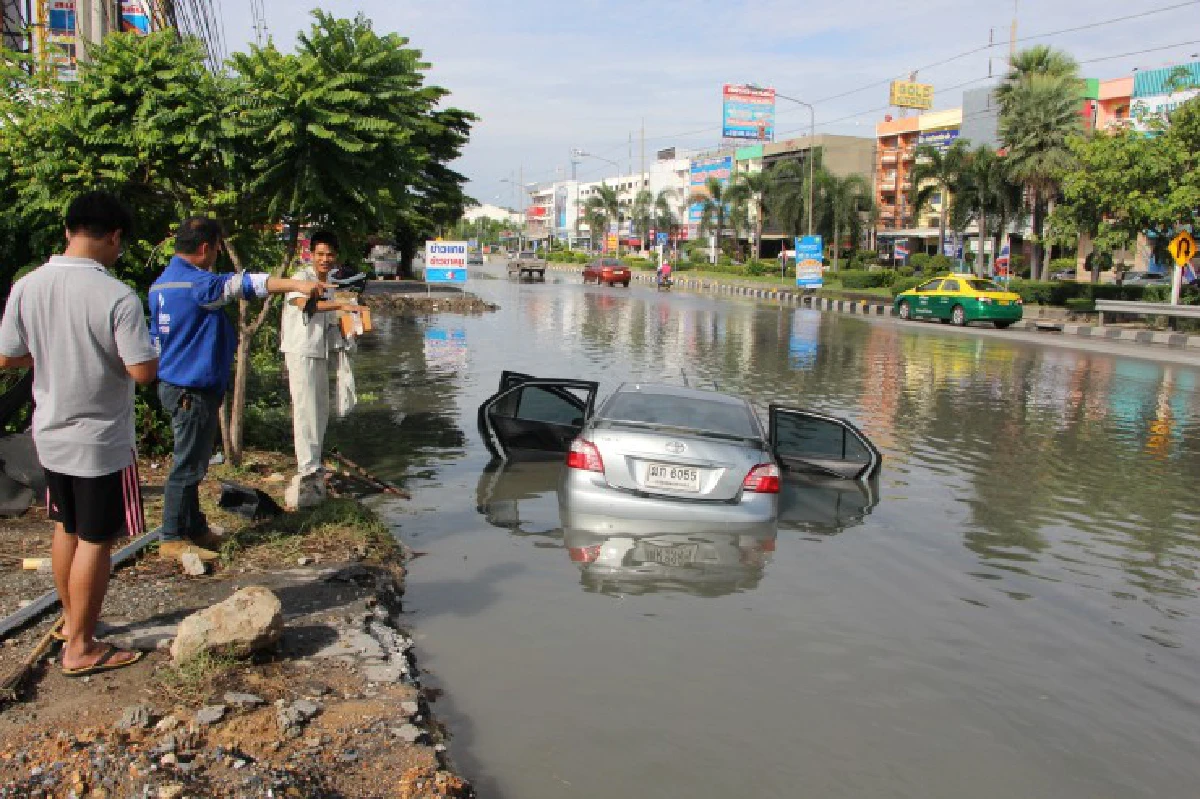 หนุ่มขับเก๋งตกร่องถนนจนรถจมหลังน้ำท่วมไม่มีป้ายเตือน
