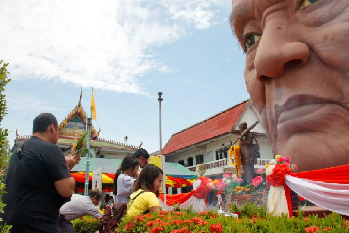 ผู้คนแห่กราบเศียรหลวงปู่ทวด พร้อมร่วมทำบุญแน่นวัดบ้านโพธิ์