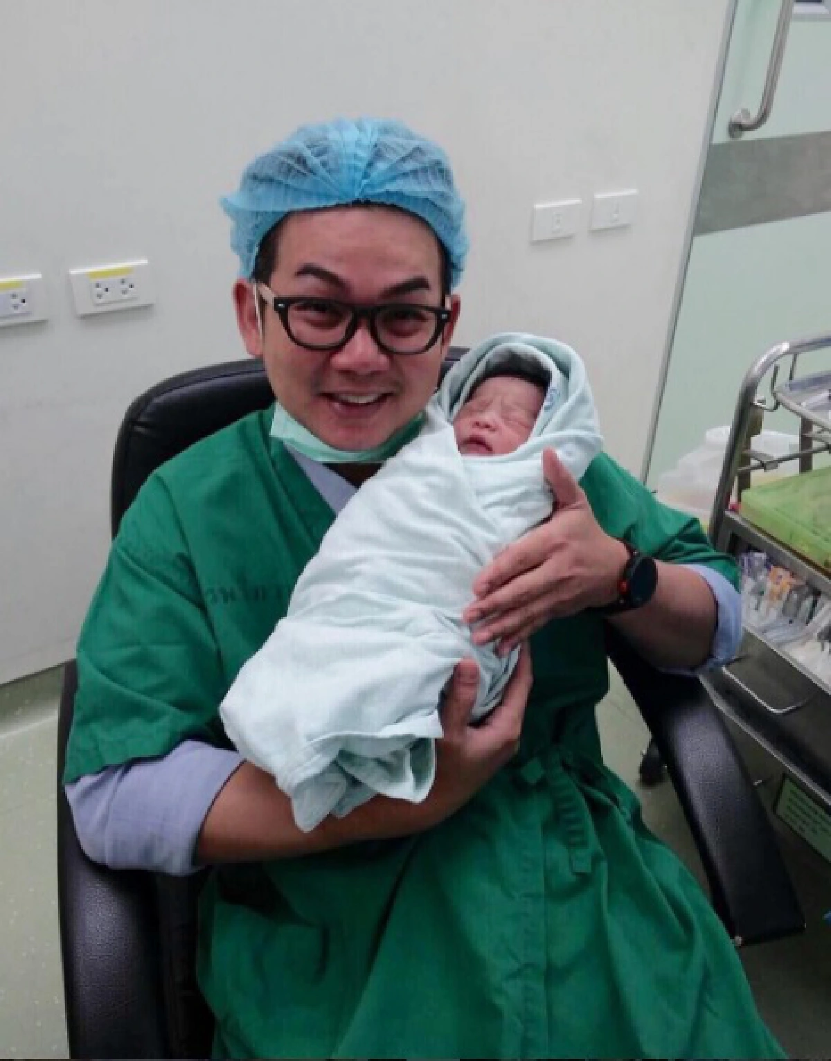 เซอร์ไพรส์! เอ๊าะ กีรติ เปิดตัวภรรยาและลูกชายวัย 2 เดือน