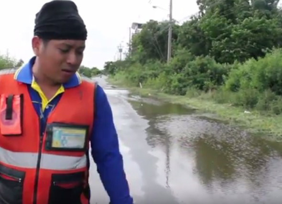 อาสาร่วมด้วยเตือนถนนชำรุดซอยราษฎร์พัฒนา 15 อาสาร่วมด้วยเตือนถนนชำรุดซอยราษฎร์พัฒนา 15