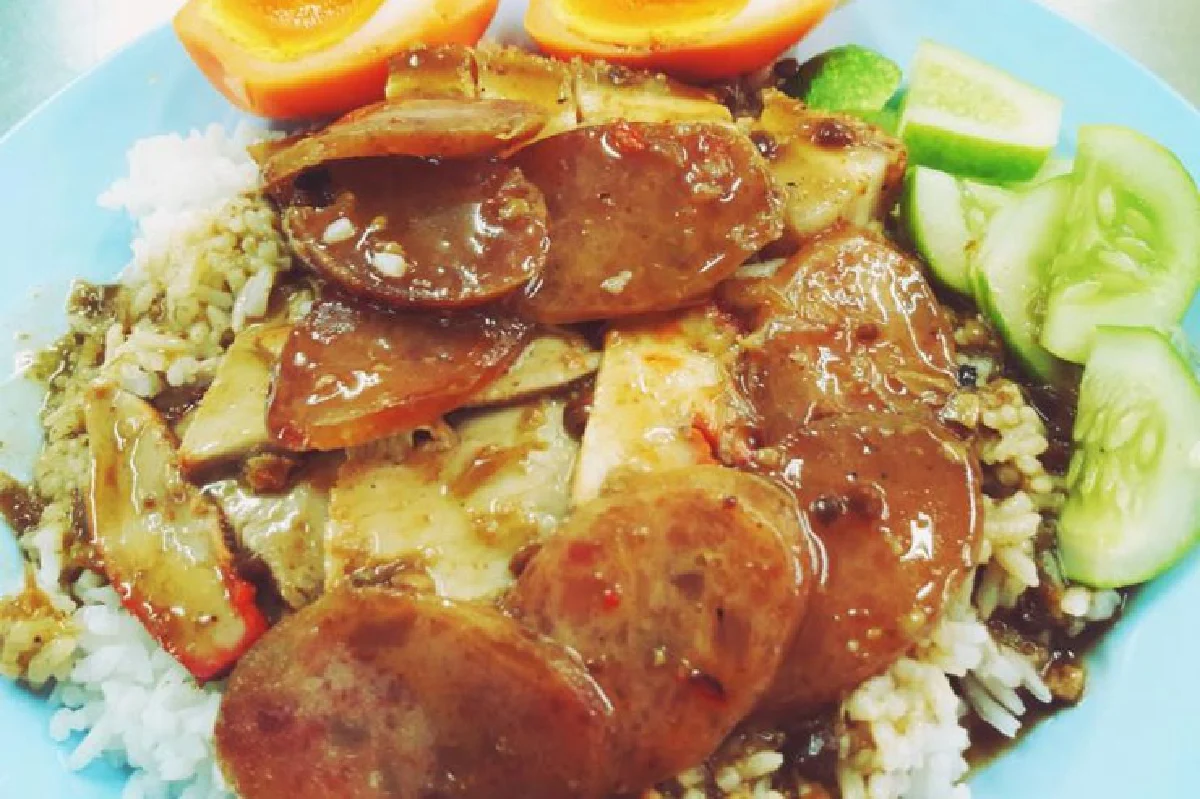 ข้าวหมูแดงสีมรกต รสดีที่ต้องลอง