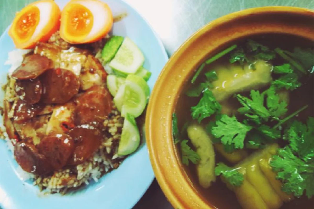 ข้าวหมูแดงสีมรกต รสดีที่ต้องลอง