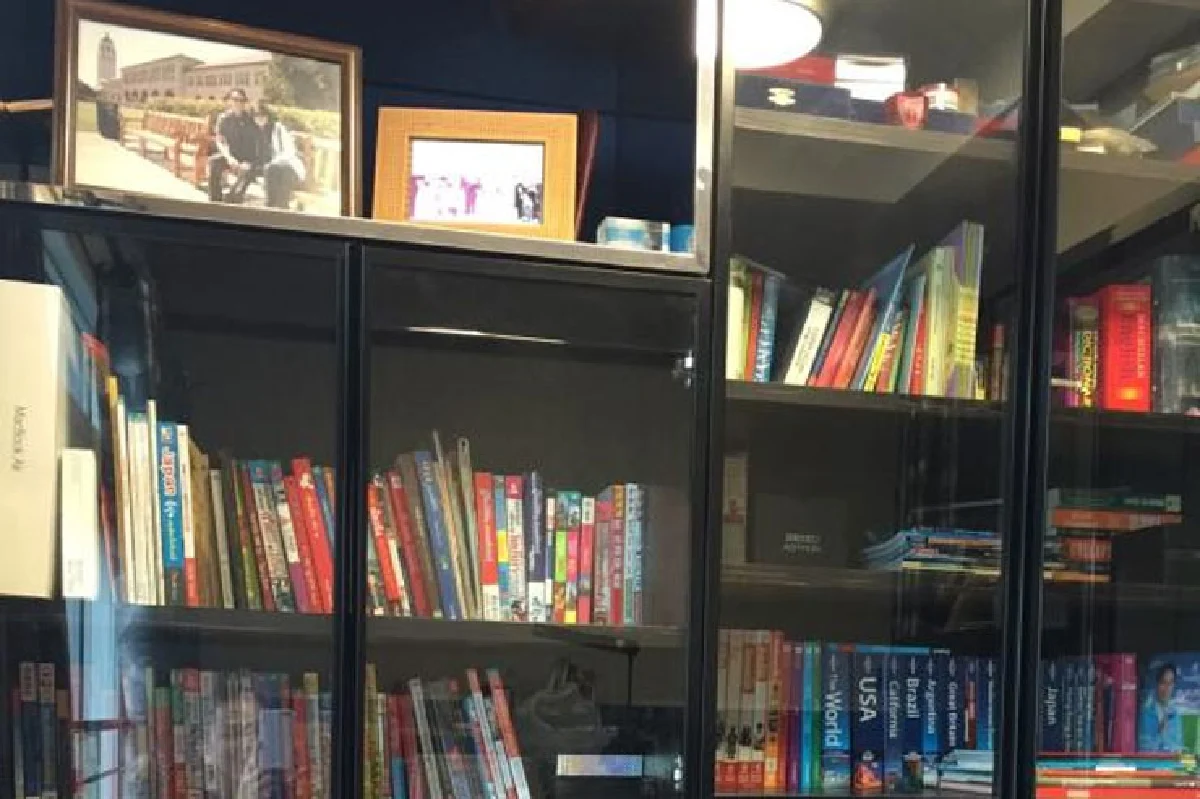 มุมหนังสือ  ประตูสู่โลกกว้างของ สรวุฒิ เนื่องจำนงค์