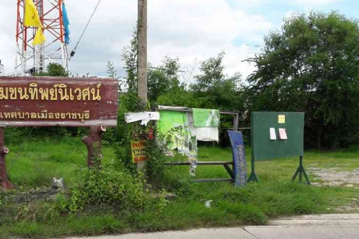ชาวบ้านติงติดรายชื่อผู้มีสิทธิประชามติกลางแจ้งจนเปียกฝน