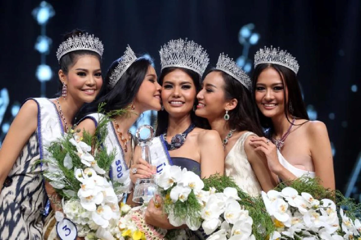 "น้ำตาล-ชลิตา"  คว้ามงกุฎ "มิสยูนิเวิร์สไทยแลนด์ 2016"