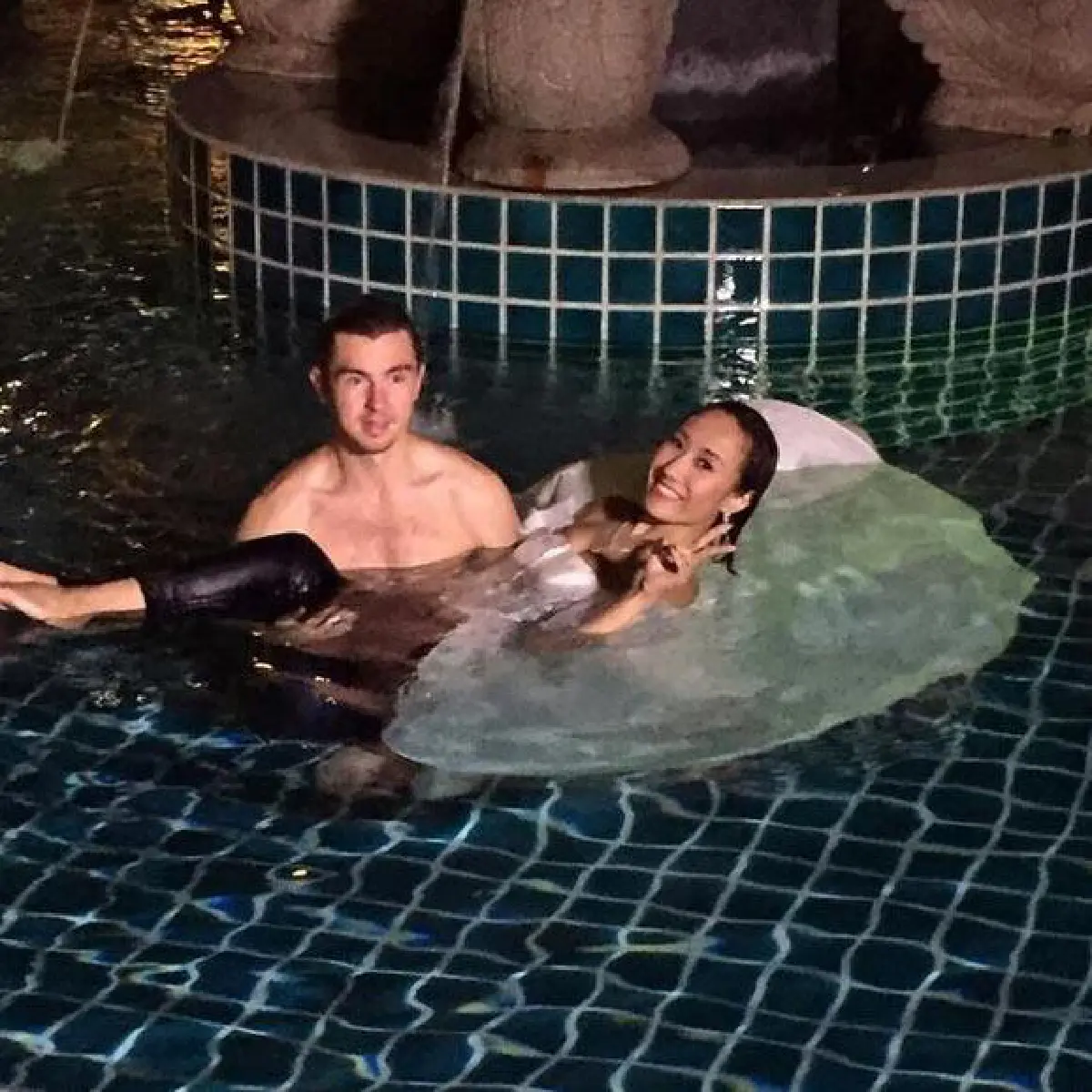 หวานปนแซ่บ! เด็บบี้ บาซู ควงแฟนฝรั่งถ่ายพรีเวดดิ้งในสระน้ำ