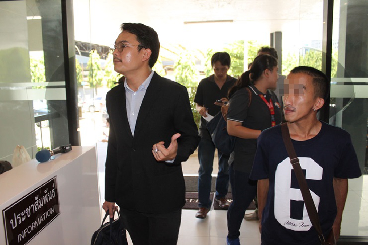 "ธเนตร"มอบตัวคดีโพสต์ผัง'ราชภักดิ์'หลังลี้ภัยตปท. "ธเนตร"มอบตัวคดีโพสต์ผัง'ราชภักดิ์'หลังลี้ภัยตปท.