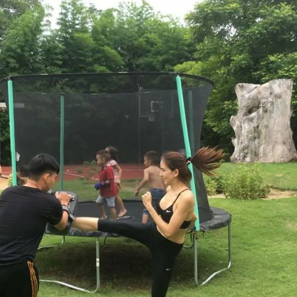 เคล็ด(ไม่)ลับหุ่นดี! พลอย ชิดจันทร์ ชวนลูกทั้ง 4 ฟิตหุ่นหน้าบ้าน