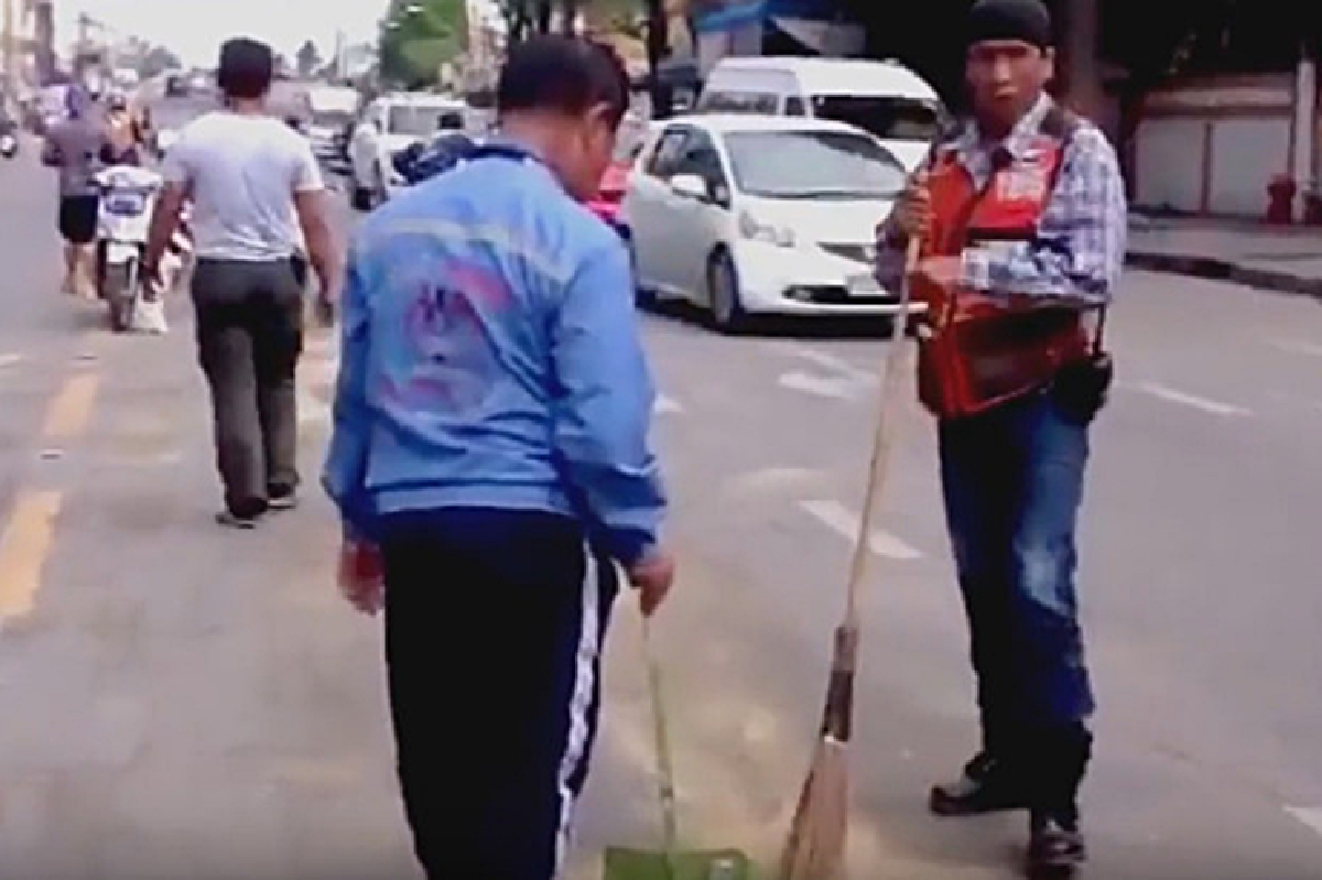 อาสาร่วมด้วยช่วยขจัดคราบน้ำมันเลอะถนนลดอุบัติเหตุ