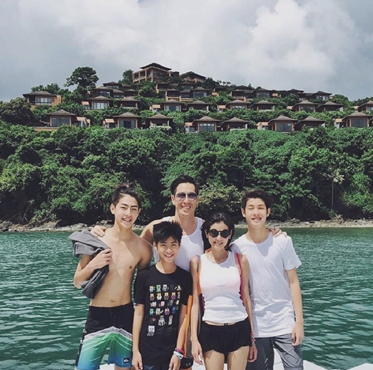 ปิ่น เก็จมณี อวดอึ๋มกระแทกตา พาสามีและลููกเที่ยวทะเล