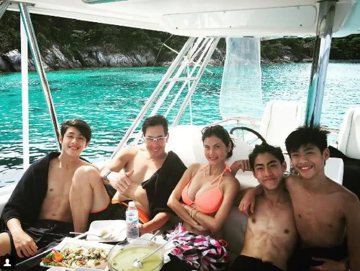 ปิ่น เก็จมณี อวดอึ๋มกระแทกตา พาสามีและลููกเที่ยวทะเล