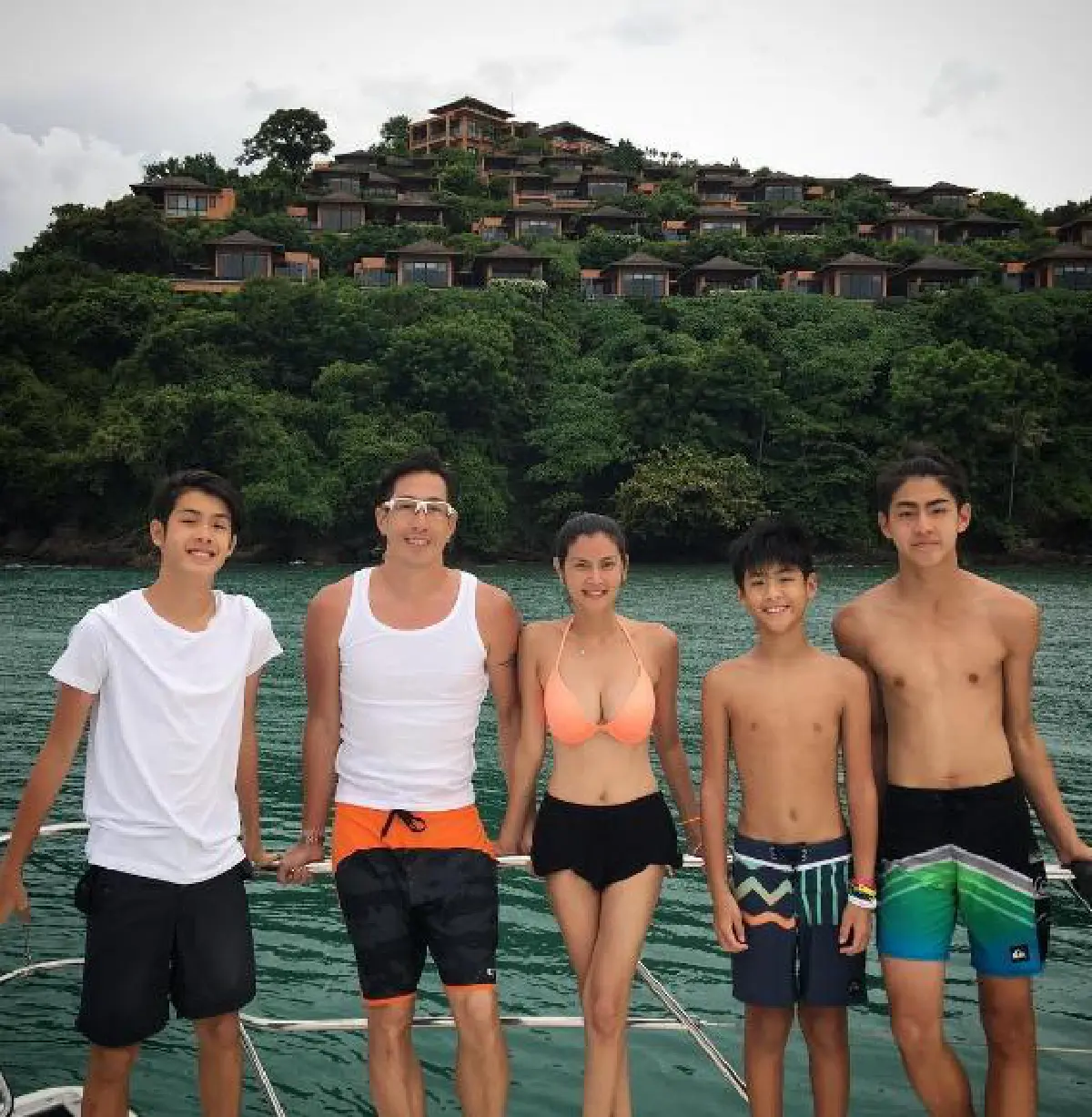 ปิ่น เก็จมณี อวดอึ๋มกระแทกตา พาสามีและลููกเที่ยวทะเล