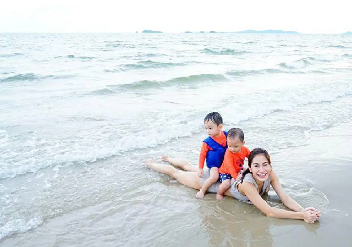 แซ่บสตรอง! พลอย พลอยพรรณ กระเตงลูกสองเล่นน้ำทะเล