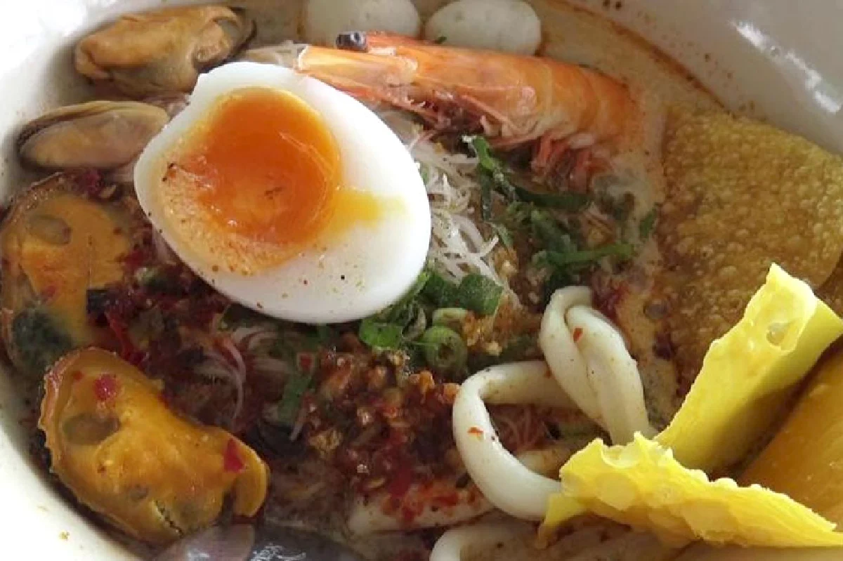 ก๋วยเตี๋ยวห้อยไข่ อร่อยถูกใจวัยโจ๋