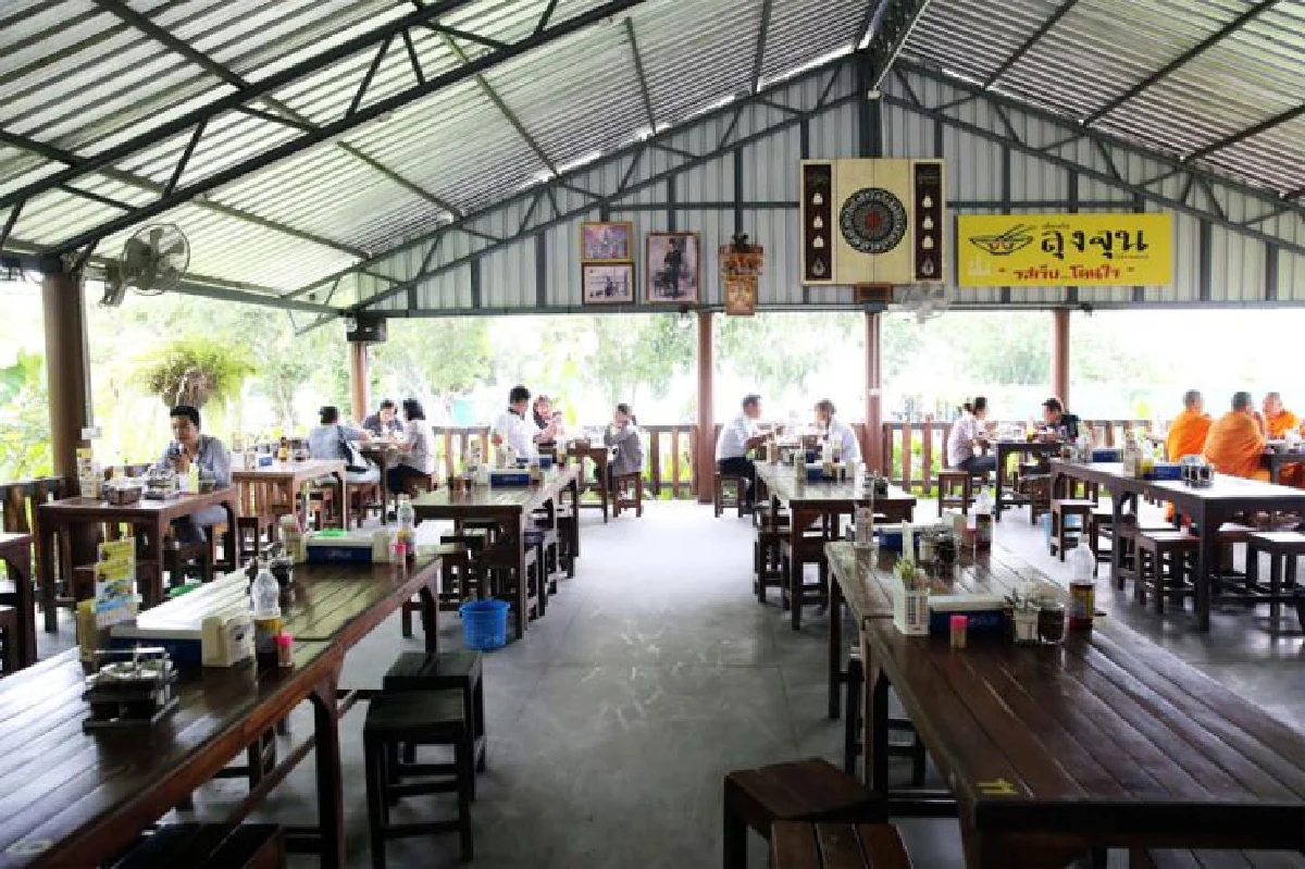 ลุงจุนก๋วยเตี๋ยวเรือรสเจ็บ