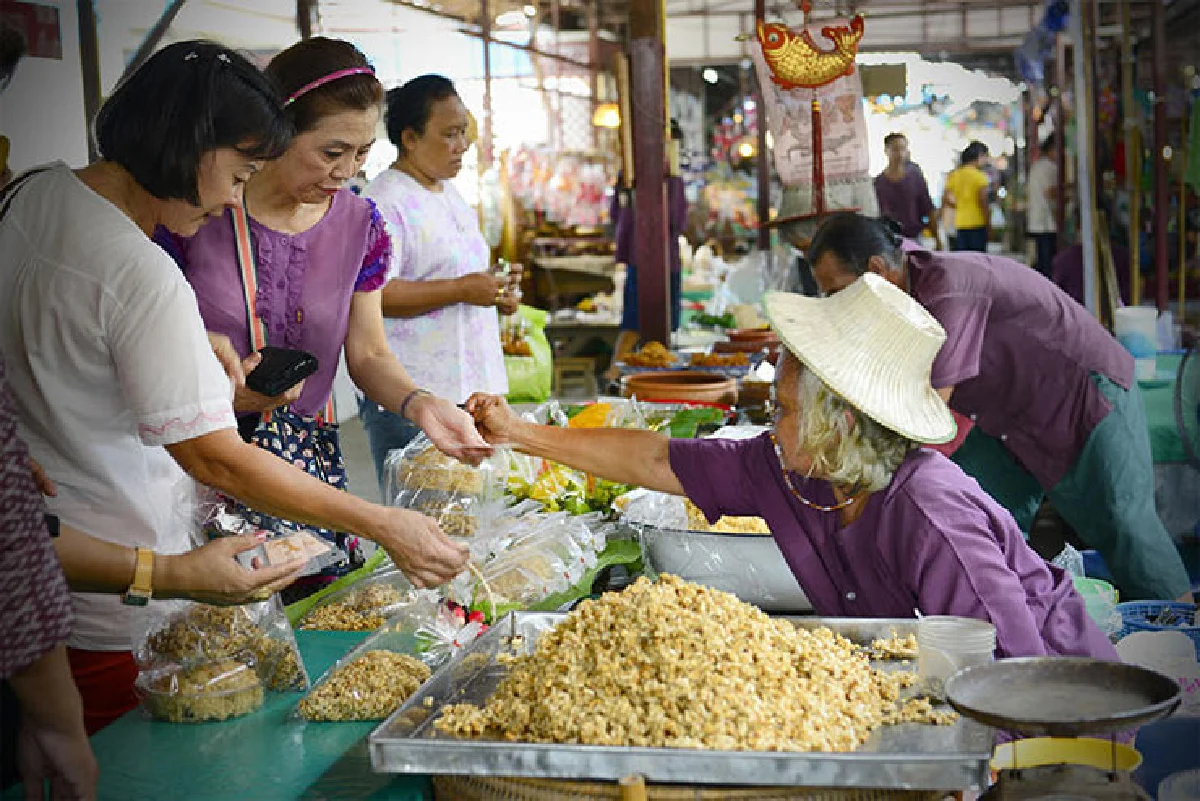 ตลาดโก้งโค้งช่วยชุมชน