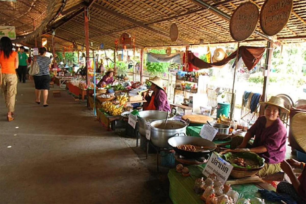 ตลาดโก้งโค้งช่วยชุมชน