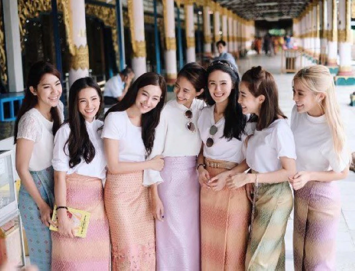 ดูรวมๆเเล้วมีเสน่ห์ โม-เบลล่า-บัว พร้อมชาวแก๊ง สวมผ้าซิ่นเที่ยวเมียนมา