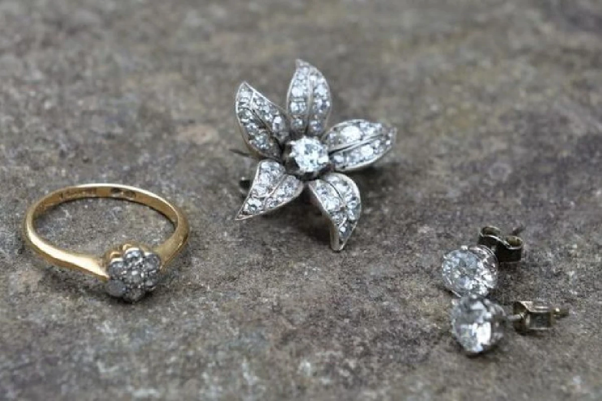 สุดเฮง! เจอเพชรมูลค่านับแสนบาทในเก้าอี้ตัวเก่า