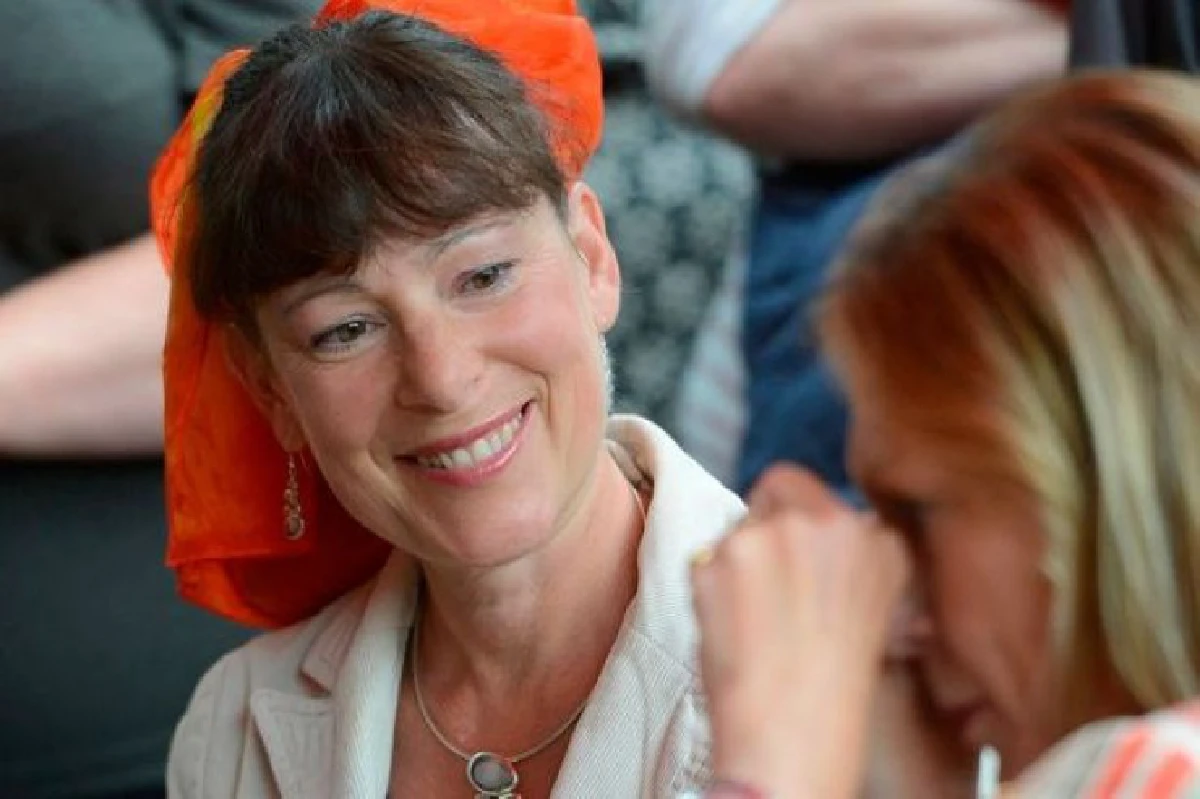 สุดเฮง! เจอเพชรมูลค่านับแสนบาทในเก้าอี้ตัวเก่า