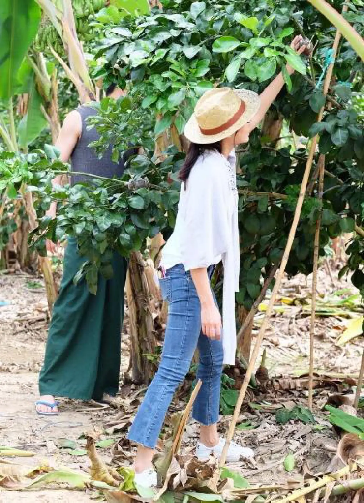 น่ารักอบอุ่น! ดีเจพุฒ ควงหวานใจ จุ๋ย วรัทยา ทัวร์ไร่หมาเมิน