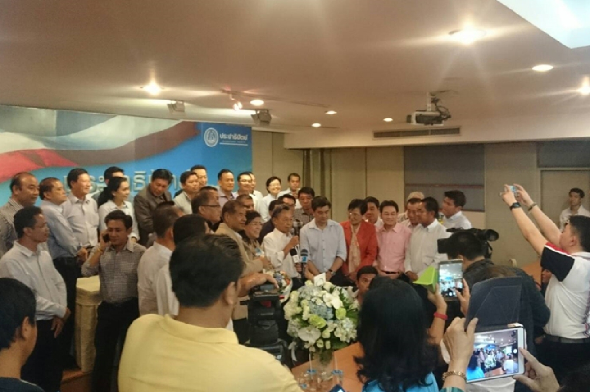 "ชวน"หนุนจุดยืน"มาร์ค"ไม่รับร่างรธน. "ชวน"หนุนจุดยืน"มาร์ค"ไม่รับร่างรธน.