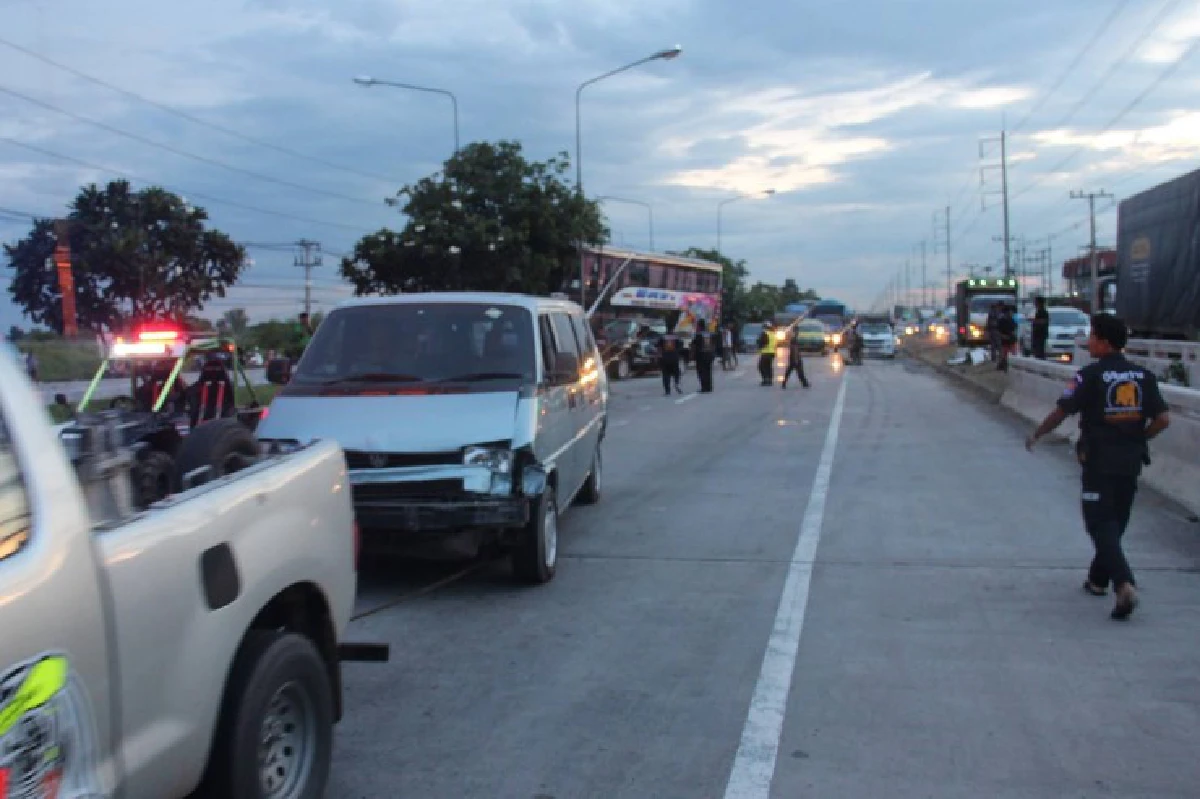 บัสรับ-ส่งคนงานซิ่งชนกระจุย8คันบาดเจ็บหลายราย